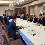 意見交流会　挨拶をする篠原専務